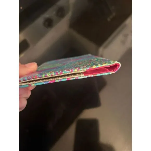 Lily Pulitzer passport and card holder - Picture 4 of 5